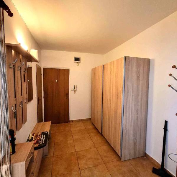 Pekný 2 izbový byt na prenájom - Malacky - Predsieň v 2-izbovom byte s vešiakmi, skriňou a podlahou s dreveným dekorom.