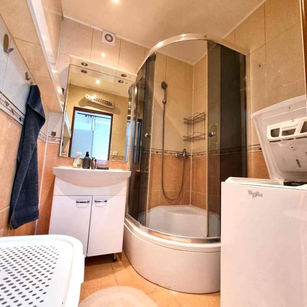 Pekný 2 izbový byt na prenájom - Malacky - Kúpeľňa v 2-izbovom byte s preskleným sprchovým kútom a práčkou.