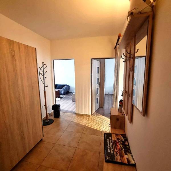 Pekný 2 izbový byt na prenájom - Malacky - Chodba v 2-izbovom byte s vešiakom a podlahou s dreveným dekorom.