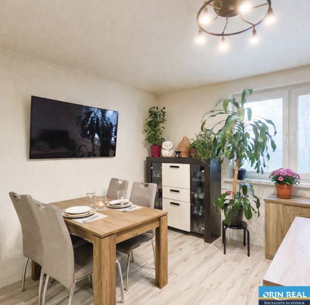 Na predaj kompletne zrekonštruovaný RD Bernolákovo -Trnavská - Jedáleň v rodinnom dome s televízorom, jedálenským stolom a izbovými rastlinami.