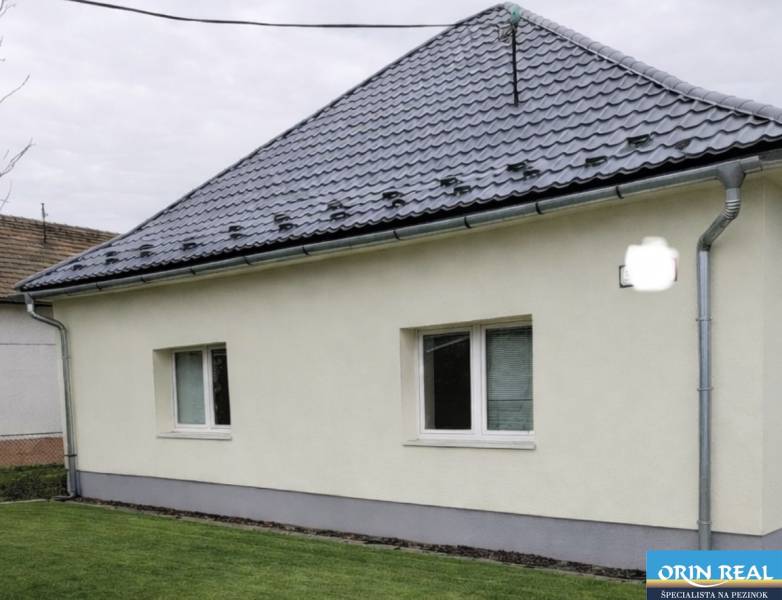 Na predaj kompletne zrekonštruovaný RD Bernolákovo -Trnavská - Rodinný dom na Trnavskej ulici v Bernolákove, so šikmou strechou a záhradou.