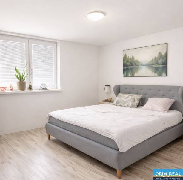 Na predaj kompletne zrekonštruovaný RD Bernolákovo -Trnavská - Svetlá spálňa v Rodinnom dome s dvojlôžkom a podlahou s dreveným dekorom.