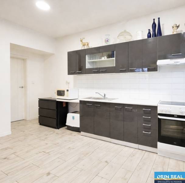 Na predaj kompletne zrekonštruovaný RD Bernolákovo -Trnavská - Kuchyňa s tmavými skrinkami, podlaha s dreveným dekorom, Rodinný dom.