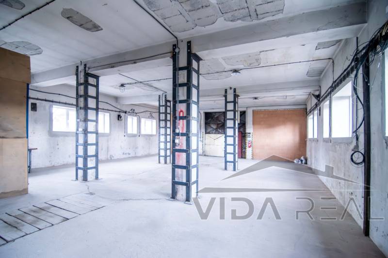 Prenájom haly / obchodno-skladových priestorov – Šenkvice, Nádražná ul - Priemyselný interiér Sklady a haly s betónovými stenami a železnými nosníkmi.