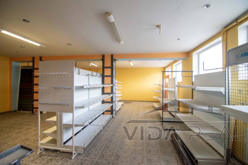Prenájom haly / obchodno-skladových priestorov – Šenkvice, Nádražná ul - Interiér s regálmi, Sklady a haly, podlaha s dreveným dekorom.