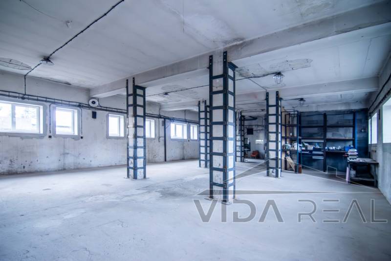 Prenájom haly / obchodno-skladových priestorov – Šenkvice, Nádražná ul - Priestory so stĺpmi a oknami využívané ako sklady a haly.