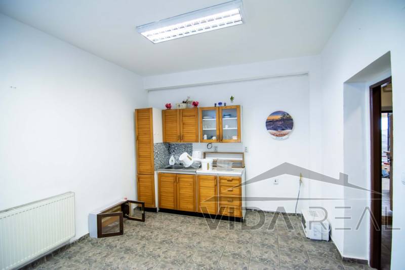 Prenájom haly / obchodno-skladových priestorov – Šenkvice, Nádražná ul - Interiér skladu s halami obsahuje kuchynskú linku, dekorácie a kachličkovú podlahu.