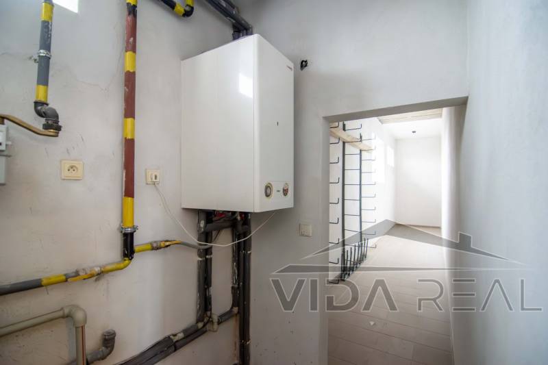 Prenájom haly / obchodno-skladových priestorov – Šenkvice, Nádražná ul - Interiér so spotrebičom a rúrami v priestoroch Sklady a haly.