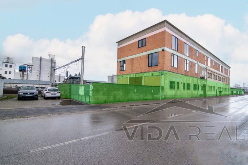 Prenájom haly / obchodno-skladových priestorov – Šenkvice, Nádražná ul - Budova na ulici Nádražná v Šenkviciach, slúžiaca ako sklady a haly.