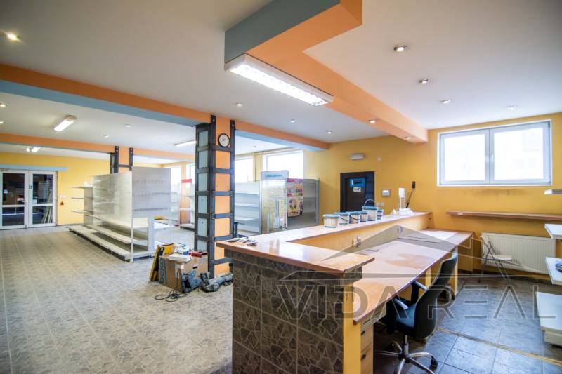 Prenájom haly / obchodno-skladových priestorov – Šenkvice, Nádražná ul - Interiér skladov a hál so vstupnou recepciou, regálmi a osvetlením.