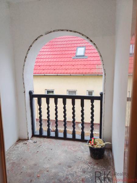 Rodinný dom, Maďarsko, obec Vizsoly - Renovačný balkón s červenou strechou v Rodinnom dome, Vizsoly.