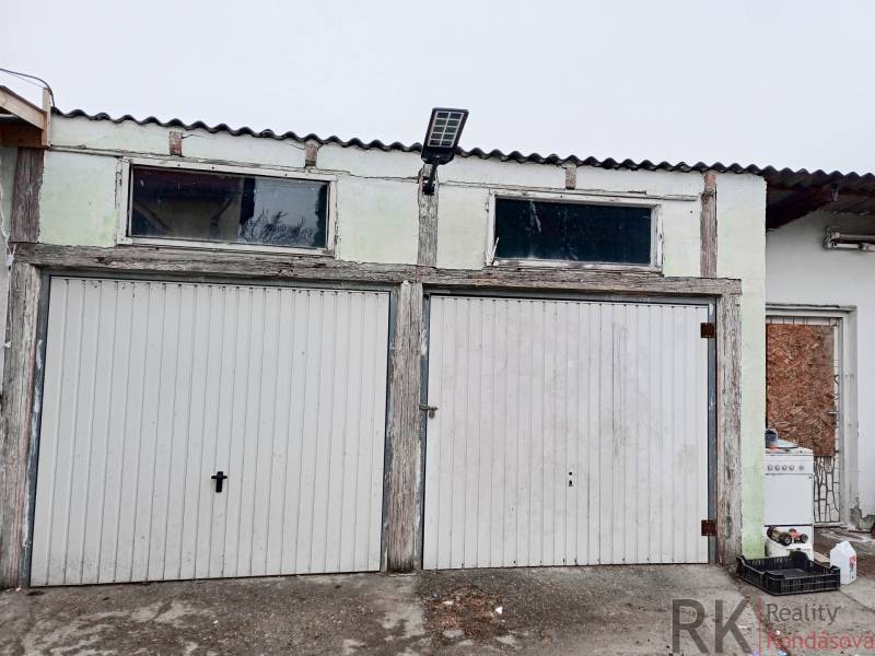 Rodinný dom, Maďarsko, obec Vizsoly - Garáž s dvoma roletovými dverami a solárnym panelom pri rodinnom dome v Vizsoly.