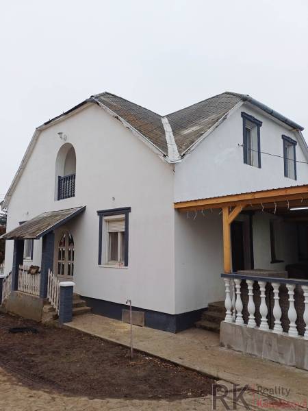 Rodinný dom, Maďarsko, obec Vizsoly - Rodinný dom vo Vizsoly so svetlou fasádou a šikmou strechou.