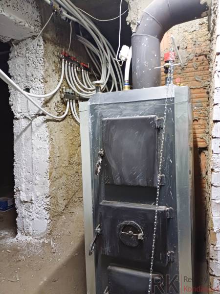 Rodinný dom, Maďarsko, obec Vizsoly - Kotolňa v rodinnom dome s potrubím a vykurovacím systémom.