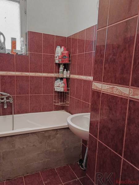 Rodinný dom, Maďarsko, obec Vizsoly - Kúpeľňa so sprchovacím kútom, vyložená červenými obkladačkami, v rodinnom dome.