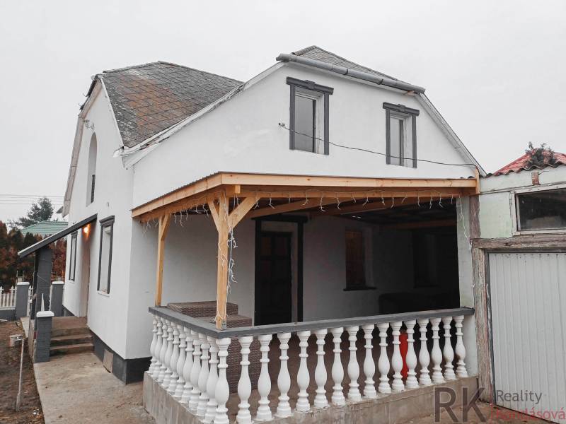 Rodinný dom, Maďarsko, obec Vizsoly - Rodinný dom vo Vizsoly s terasou, bielou fasádou a dreveným prístreškom.