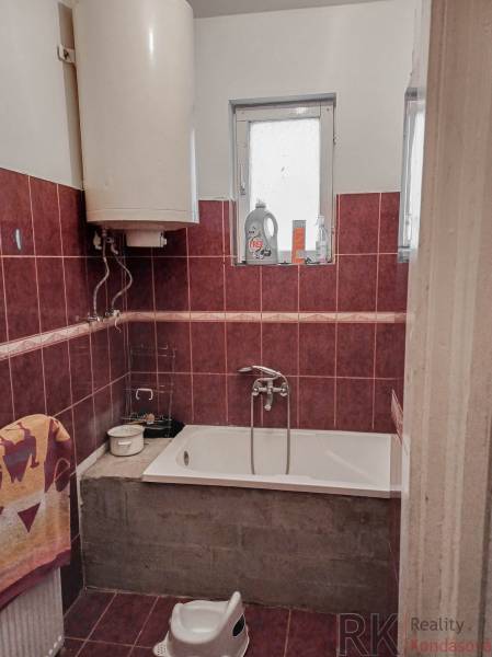 Rodinný dom, Maďarsko, obec Vizsoly - Kúpeľňa v rodinnom dome so sprchou, vaňou, oknom a bojlerom.