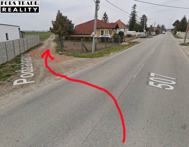 Predám pozemok v Mostovej - 2244m2  - Vidiecka cesta s odbočkou na ulici Podzámska, vhodné pozemky na bývanie.