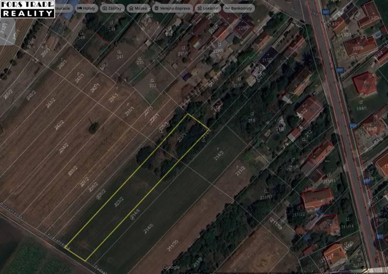 Predám pozemok v Mostovej - 2244m2  - Letecký pohľad na ulice Orechová a Podzáhradná, vidieť pozemky a bývanie v okolí.