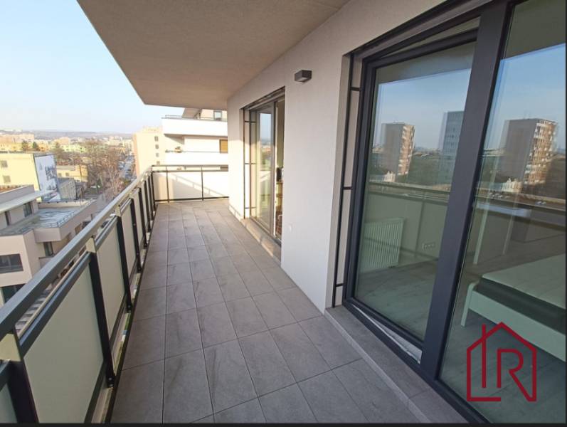 3 izbový byt , Košice - Staré mesto Albelli - Balkón 3-izbového bytu s výhľadom na Alvinczyho ulicu v Košiciach, mestská časť Staré Mesto.