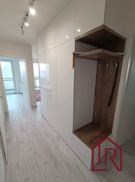 3 izbový byt , Košice - Staré mesto Albelli - Chodba v 3-izbovom byte s bielymi skriňami a vstavaným šatníkom s dreveným dekorom.
