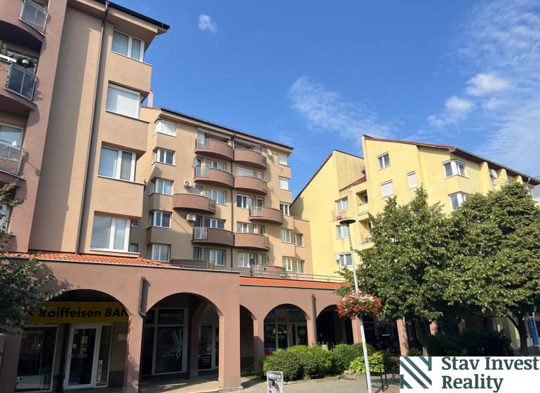 Predaj 4 izbový mezonetový byt na prestížnej ulici Senec  - Budova na Lichnerovej ulici v Senci s 4-izbovými bytmi, obchody a balkónmi.