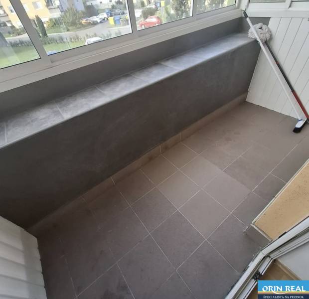 Na prenájom klimatizovaný 2 izbový byt v Moste pri Bratislave - Zasklený balkón s dlažbou v 2-izbovom byte, Most pri Bratislave, M.R. Štefánika.