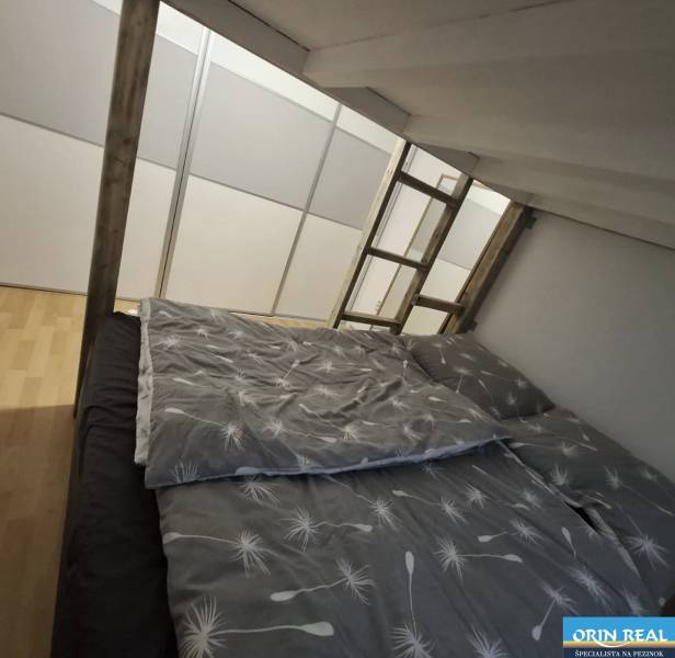 Na prenájom klimatizovaný 2 izbový byt v Moste pri Bratislave - Spálňa v 2-izbovom byte s podlahou s dreveným dekorom a poschodovou posteľou.