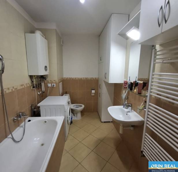 Na prenájom klimatizovaný 2 izbový byt v Moste pri Bratislave - Kúpeľňa v 2-izbovom byte s vaňou, práčkou a zásobníkom teplej vody.