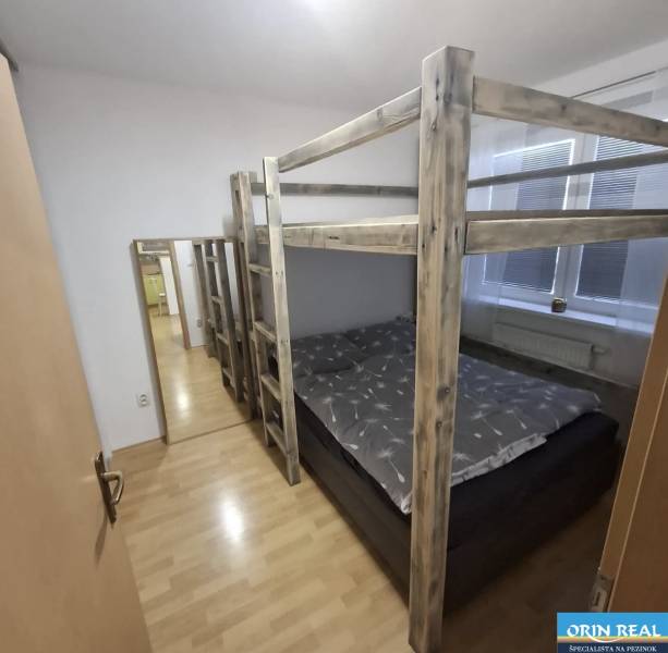 Na prenájom klimatizovaný 2 izbový byt v Moste pri Bratislave - Drevená poschodová posteľ v 2-izbovom byte s podlahou s dreveným dekorom.