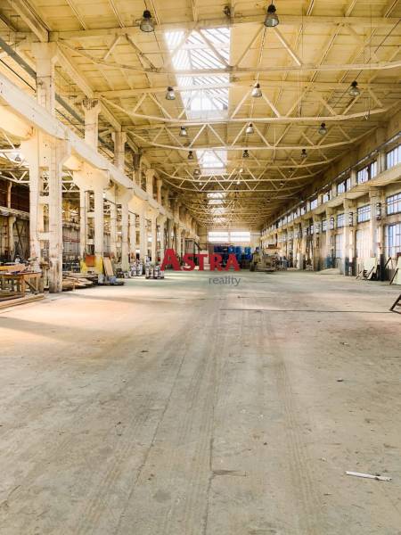 NA PRENÁJOM SKLADOVÁ A VÝROBNA HALA 1000 m2, v KOŠICIACH - Priemyselný interiér s vysokým stropom a oceľovou konštrukciou. Sklady a haly.