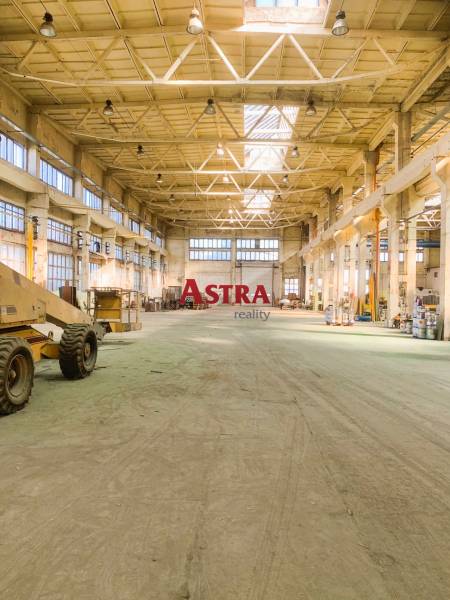 NA PRENÁJOM SKLADOVÁ A VÝROBNA HALA 1000 m2, v KOŠICIACH - Priestranné Sklady a haly s vysokým stropom a priemyselným osvetlením.