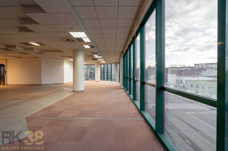 Reprezentatívne administratívne priestory na prenájom  - Priestranné kancelárie s veľkými oknami a rozložitými stĺpmi, výhľad na ulicu.