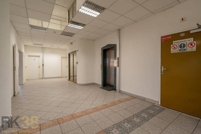 Reprezentatívne administratívne priestory na prenájom  - Kancelárie s výťahom a dlažbou, neutrálne farby a moderné osvetlenie.