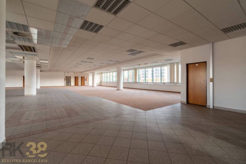 Reprezentatívne administratívne priestory na prenájom  - Priestranné kancelárie s oknami, podlahou s dreveným dekorom a stĺpmi.