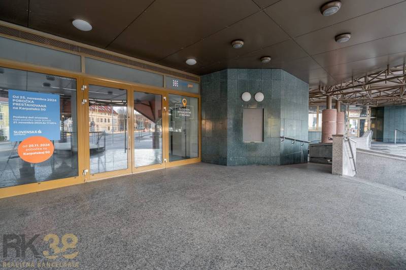 Reprezentatívne administratívne priestory na prenájom  - Vstup do kancelárií v Poprade s presklenými dverami a schodiskom.