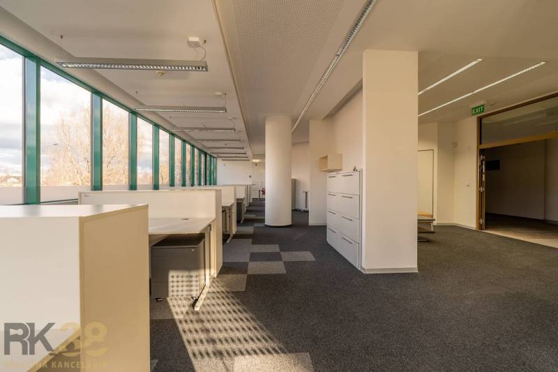 Reprezentatívne administratívne priestory na prenájom  - Svetlé kancelárie s veľkými oknami a kancelárskym nábytkom, podlaha s dreveným dekorom.