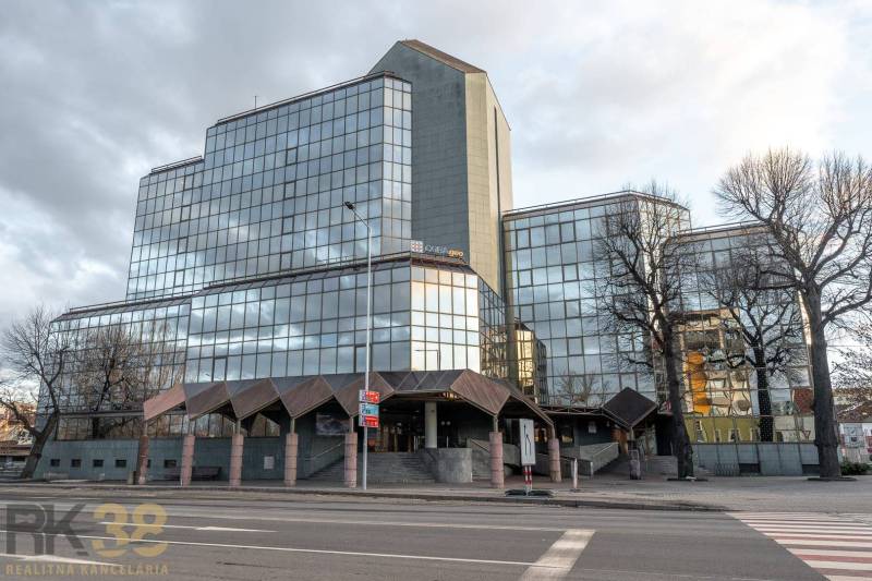 Reprezentatívne administratívne priestory na prenájom  - Presklená budova kancelárií v meste Poprad s minimalistickým dizajnom a mestským okolím.