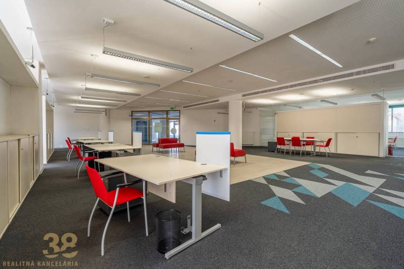 Reprezentatívne administratívne priestory na prenájom  - Interiér kancelárií s červenými stoličkami a kobercovým dekorom na podlahe.