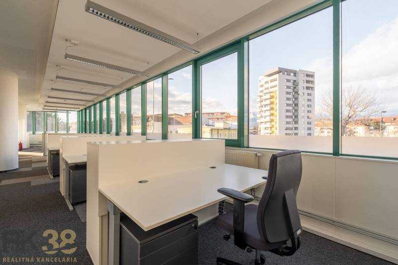 Reprezentatívne administratívne priestory na prenájom  - Priestranné kancelárie s otvorenými boxmi a veľkými oknami pre výhľad na mesto.
