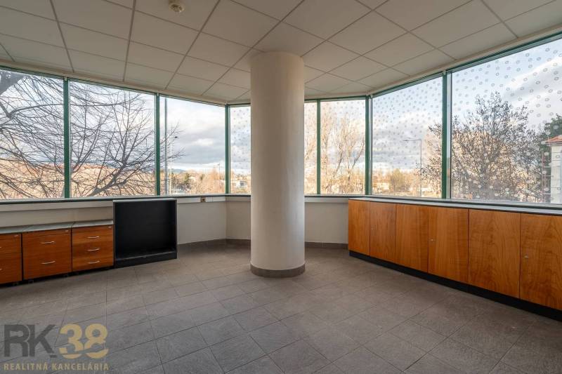 Reprezentatívne administratívne priestory na prenájom  - Priestranné kancelárie s veľkými oknami a výhľadom na mesto, podlaha dlaždicová.