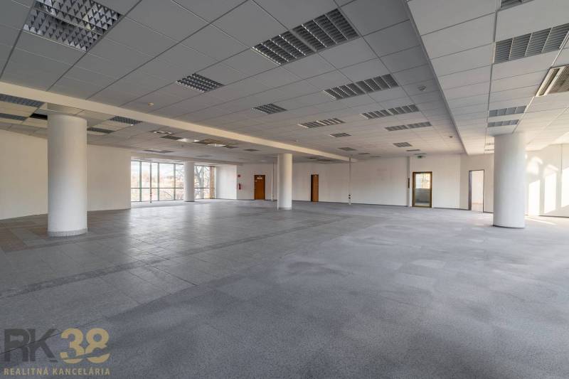 Reprezentatívne administratívne priestory na prenájom  - Priestranné kancelárie s veľkými oknami a s dlažbou.