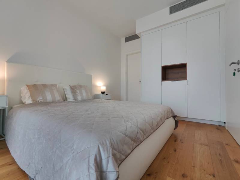 NUERA︱SKY PARK Moderný 2-izbový byt na 6. poschodí, veža 3 - Spálňa s dvojlôžkom, šatníkovou skriňou a podlahou s dreveným dekorom v 2-izbovom byte.