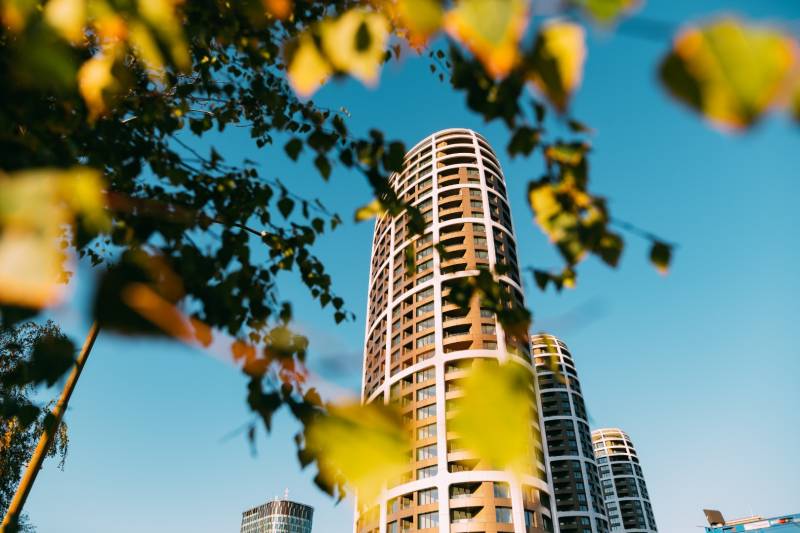 NUERA︱SKY PARK Moderný 2-izbový byt na 6. poschodí, veža 3 - Výšková budova obklopená listami na Továrenskej ulici v Starom Meste, Bratislava.