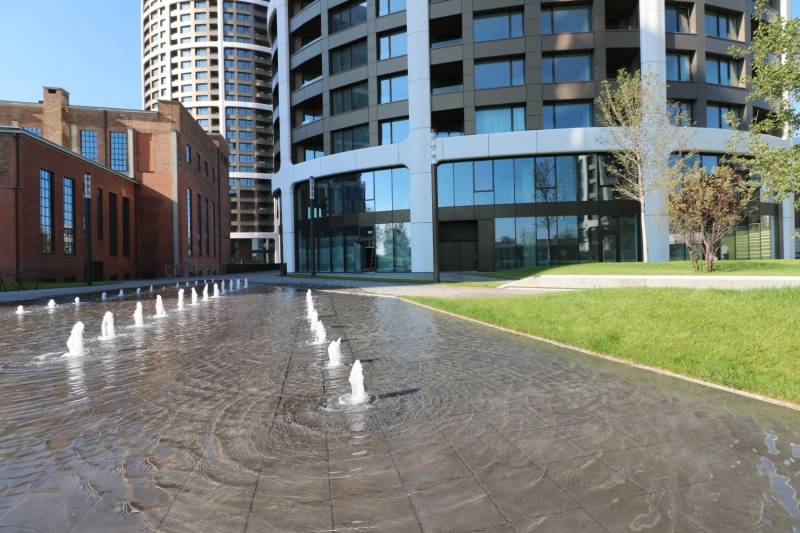 NUERA︱SKY PARK Moderný 2-izbový byt na 6. poschodí, veža 3 - Fontána a moderné budovy s tehlovou architektúrou v Bratislave - Staré Mesto, na Továrenskej.