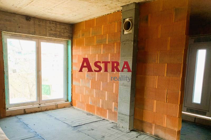 CHATA UZAVRETÁ HRUBÁ STAVBA, KOŠICKÁ NOVÁ VES - GEDER - Nedokončený interiér budovy so surovými tehlami a veľkými oknami prináša potenciál útulnej chaty.