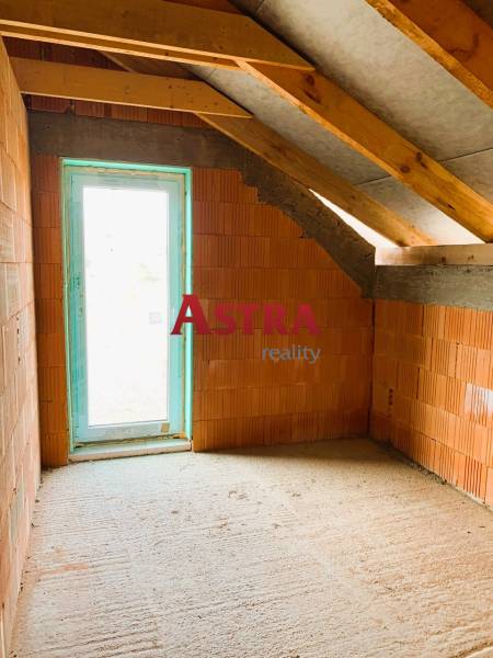 CHATA UZAVRETÁ HRUBÁ STAVBA, KOŠICKÁ NOVÁ VES - GEDER - Interiér podkrovia, tehly, svetlo, stavba, drevené trámy, renovácia, chata, okno.