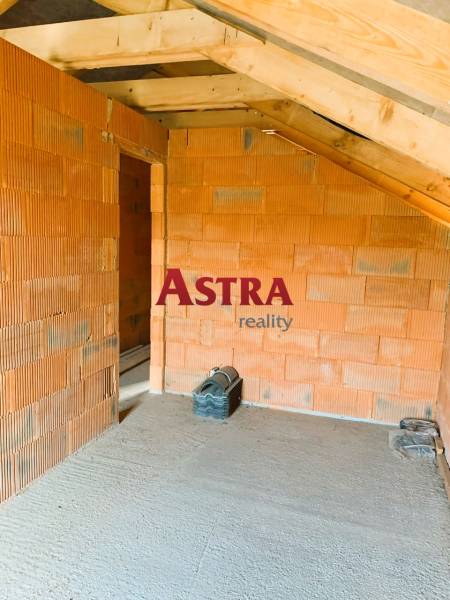 CHATA UZAVRETÁ HRUBÁ STAVBA, KOŠICKÁ NOVÁ VES - GEDER - Murovaná miestnosť, strešná konštrukcia, surová stavba a príprava na dokončenie pre interiér.