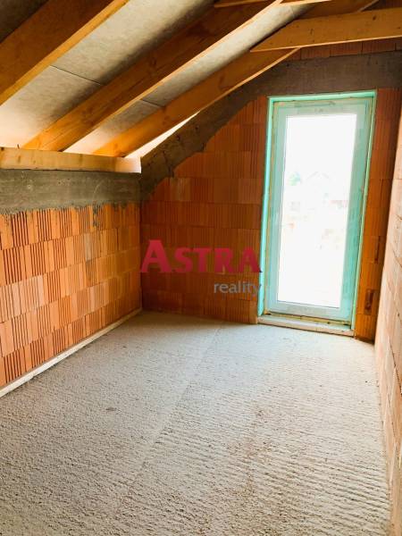 CHATA UZAVRETÁ HRUBÁ STAVBA, KOŠICKÁ NOVÁ VES - GEDER - Podkrovná izba s tehlovými stenami, drevenými trámami a svetlom presvetlená chata.