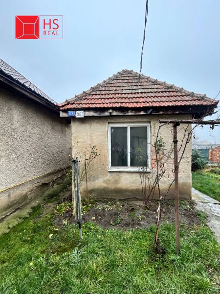 Predaj staršieho RD vo Dvoroch nad Žitavou - Rodinný dom na Bešeňovskej ulici v Dvory nad Žitavou so staršou strechou a záhradkou.